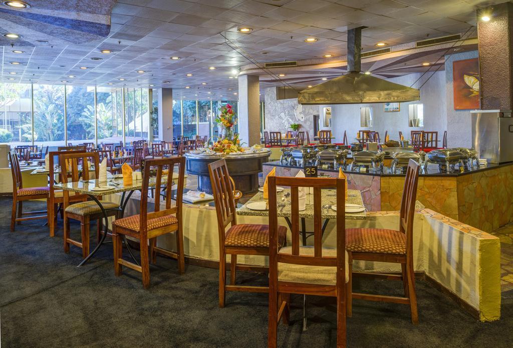 Rainbow Towers Hotel & Conference Centre Harare Buitenkant foto